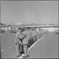 Hussein Dey. Remise de décoration par le général Leroux à un militaire du 1er Génie.