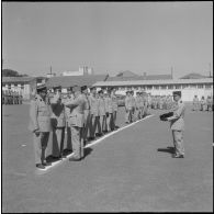 Hussein Dey. Remise de décoration par le général Leroux à un militaire du 1er Génie.