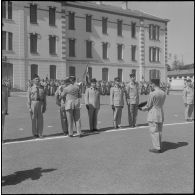 Hussein Dey. Remise de décoration par le général Leroux à un militaire du 1er Génie.