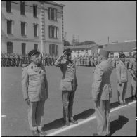 Hussein Dey. Remise de décoration par le général Leroux à un militaire du 1er Génie.