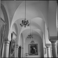 Alger. Mess [cantine] du square Bresson. Tableaux représentant des personnalités.