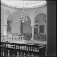 Alger. Mess [cantine] du square Bresson. Tableaux représentant des personnalités.
