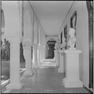 Alger. Mess [cantine] du square Bresson. Des bustes de personnalités.