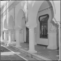 Alger. Mess [cantine] du square Bresson. Des bustes de personnalités.
