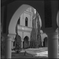 Alger. Mess [cantine] du square Bresson. Des arbres dans la cour intérieure.