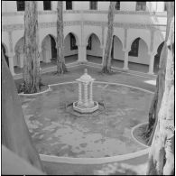 Alger. Mess [cantine] du square Bresson. Fontaine et arbres dans la cour intérieure.