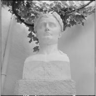 Alger. Mess [cantine] du square Bresson. Un buste d'une personnalité.