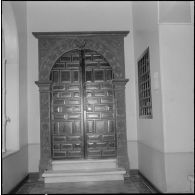 Alger. Mess [cantine] du square Bresson. Détail d'une porte d'entrée vers une pièce.