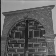 Alger. Mess [cantine] du square Bresson. Détail d'une porte d'entrée vers une pièce.