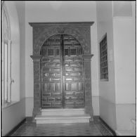 Alger. Mess [cantine] du square Bresson. Porte d'entrée vers une pièce.