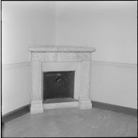 Alger. Mess [cantine] du square Bresson. Une cheminée dans une pièce.