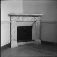 Alger. Mess [cantine] du square Bresson. Une cheminée dans une pièce.