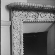 Alger. Mess [cantine] du square Bresson. Détail d'une cheminée dans une pièce.