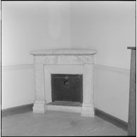 Alger. Mess [cantine] du square Bresson. Une cheminée dans une pièce.