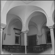 Alger. Mess [cantine] du square Bresson. Détail des arcades.