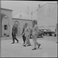 Alger. Personnalités civiles et militaires sortant d'une réunion au quartier général.