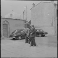 Alger. Personnalités civiles et militaires sortant d'une réunion au quartier général.
