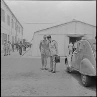 Alger. Personnalités militaires sortant d'une réunion au quartier général.