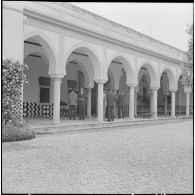 Alger. Personnalités civiles et militaires dans la cour intérieure du musée colonial militaire Franchet d'Espéray.