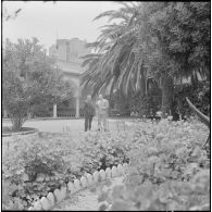 Alger. Personnalités civiles et militaires dans la cour intérieure du musée colonial militaire Franchet d'Espéray.