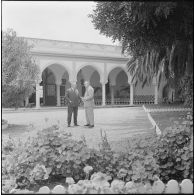 Alger. Personnalités civiles et militaires dans la cour intérieure du musée colonial militaire Franchet d'Espéray.