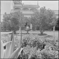 Alger. Personnalités civiles dans la cour intérieure du musée colonial militaire Franchet d'Espéray.