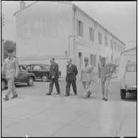 Alger. Personnalités civiles et militaires sortant d'une réunion au quartier général.