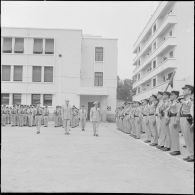Alger. Caserne des Tagarins. Prise d'armes. Le général Fourquet et le général Cherras passent les troupes en revue.