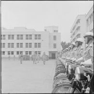 Alger. Caserne des Tagarins. Prise d'armes. Le général Fourquet et le général Cherras passent les troupes en revue.