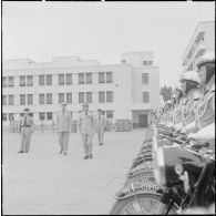 Alger. Caserne des Tagarins. Prise d'armes. Le général Fourquet et le général Cherras passent les troupes en revue.
