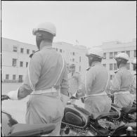 Alger. Caserne des Tagarins. Prise d'armes. Le général Fourquet passe les troupes en revue.