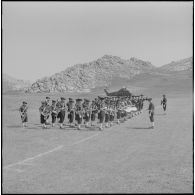 Boussouail (Kabylie). Réunion des commandants de différentes unités alpines. La musique pendant la cérémonie militaire.