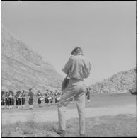 Boussouail (Kabylie). Réunion des commandants de différentes unités alpines. La musique pendant la cérémonie militaire.