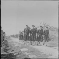 Boussouail (Kabylie). Réunion des commandants de différentes unités alpines. Le défilé pendant la cérémonie militaire.