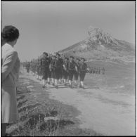 Boussouail (Kabylie). Réunion des commandants de différentes unités alpines. Le défilé pendant la cérémonie militaire.