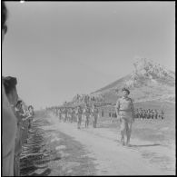 Boussouail (Kabylie). Réunion des commandants de différentes unités alpines. Le défilé pendant la cérémonie militaire.