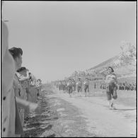 Boussouail (Kabylie). Réunion des commandants de différentes unités alpines. Le défilé pendant la cérémonie militaire.