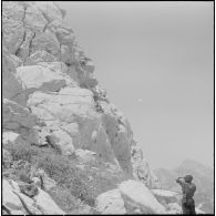 Boussouail (Kabylie). Réunion des commandants de différentes unités alpines. Démonstration d'alpinisme.