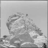 Boussouail (Kabylie). Réunion des commandants de différentes unités alpines. Démonstration d'alpinisme.