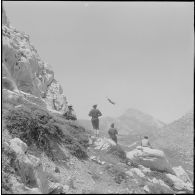 Boussouail (Kabylie). Réunion des commandants de différentes unités alpines. Démonstration de sauvetage en montagne.