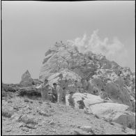 Boussouail (Kabylie). Réunion des commandants de différentes unités alpines. Démonstration de sauvetage en montagne.