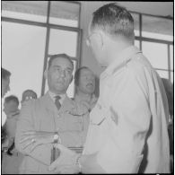 Boussouail (Kabylie). Réunion des commandants de différentes unités alpines. Le général Le Masson s'entretient avec un militaire.