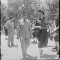 Boussouail (Kabylie). Réunion des commandants de différentes unités alpines. Le général Masson s'entretient avec une autorité militaire.