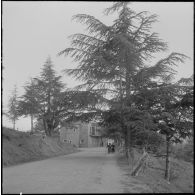 Boussouail (Kabylie). Des enfants rentrent dans un bâtiment.