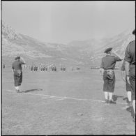 Boussouail (Kabylie). Réunion des commandants de différentes unités alpines. Cérémonie militaire.