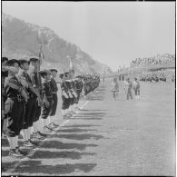 Boussouail (Kabylie). Réunion des commandants de différentes unités alpines. Cérémonie militaire. Les autorités passent les troupes en revue.
