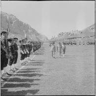 Boussouail (Kabylie). Réunion des commandants de différentes unités alpines. Cérémonie militaire. Les autorités passent les troupes en revue.