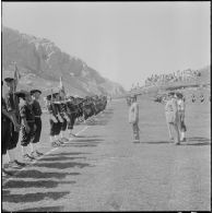 Boussouail (Kabylie). Réunion des commandants de différentes unités alpines. Cérémonie militaire. Les autorités passent les troupes en revue.