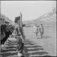 Boussouail (Kabylie). Réunion des commandants de différentes unités alpines. Cérémonie militaire. Les autorités passent les troupes en revue.