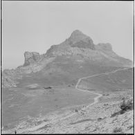 Boussouail (Kabylie). Réunion des commandants de différentes unités alpines.